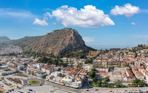 Foto nafplio ou cidade de nafplion, grécia cidade velha e fortaleza vista aérea de drone
