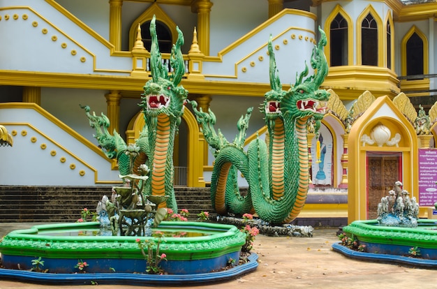 Naga-Skulptur vor dem Gebäude