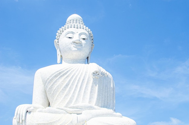 Naga-Treppe zu einem Großen Buddha auf den Nakkerd-Hügeln in Phuket, Thailand