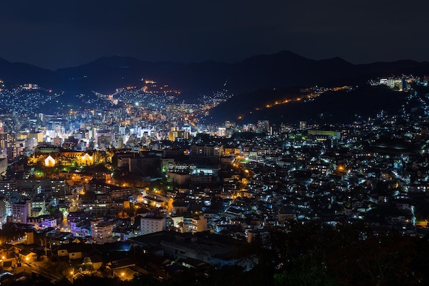 Nagasaki-Stadt in Japan bei Nacht