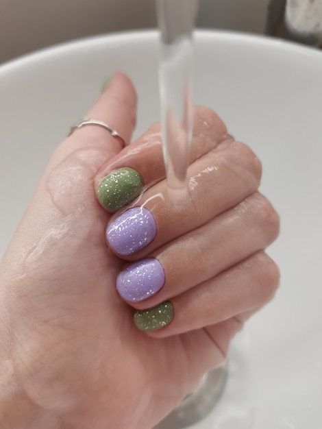 Nagellack-Gel-Lack-Maniküre mit einer Beschichtung in einem modernen Stil Nagelbehandlung farbige Lackästhetik der Schönheit weiblicher Pflegesalon Ort für Text