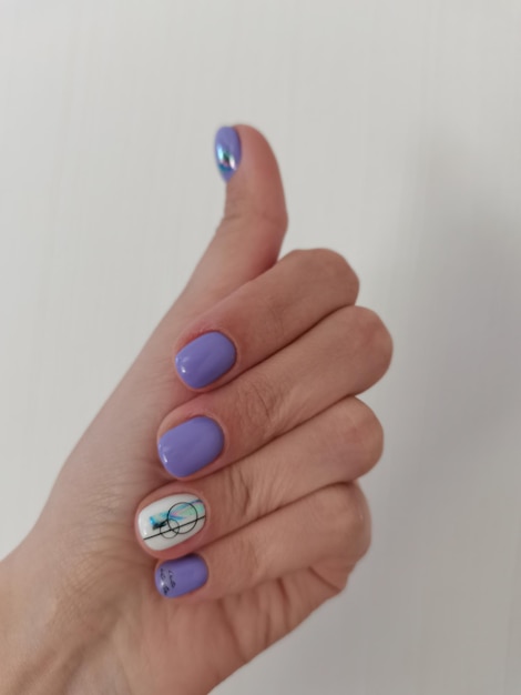 Nagellack-Gell-Maniküre mit einer Beschichtung in einem modernen Stil Nagelbehandlung farbiger Lack aest