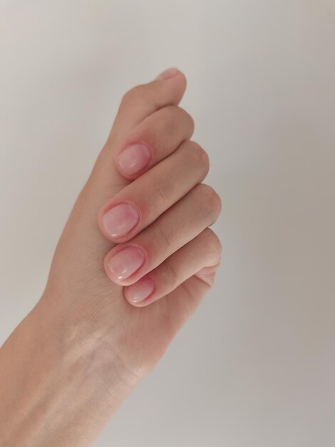 Foto nagellack-gell-maniküre mit einer beschichtung in einem modernen stil nagelbehandlung farbiger lack aest