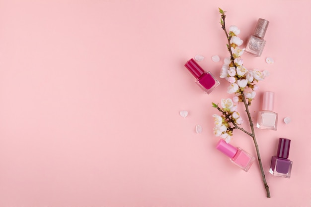 Nagellacke auf einem rosa Hintergrund