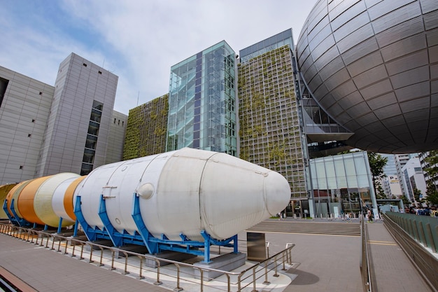 NAGOYA, JAPÓN Mayo - 26, 2019: El Museo de Ciencias de la Ciudad de Nagoya presenta un globo plateado gigante característico, que alberga uno de los planetarios más grandes del mundo.