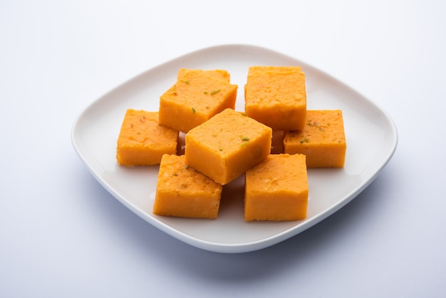 Nagpur Orange Burfee o barfi o burfi es un dulce de azúcar cremoso hecho con naranjas frescas y mawa