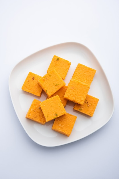 Nagpur Orange Burfee oder Barfi oder Burfi ist ein cremiger Fudge aus frischen Orangen und Mawa