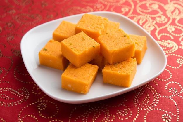 Nagpur Orange Burfee oder Barfi oder Burfi ist ein cremiger Fudge aus frischen Orangen und Mawa