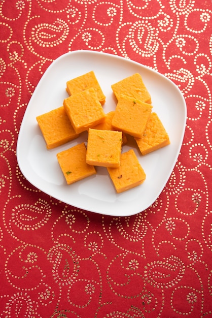 Nagpur Orange Burfee oder Barfi oder Burfi ist ein cremiger Fudge aus frischen Orangen und Mawa