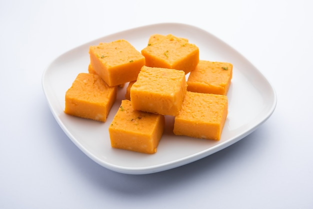 Nagpur Orange Burfee ou barfi ou burfi é um fudge cremoso feito com laranjas frescas e mawa