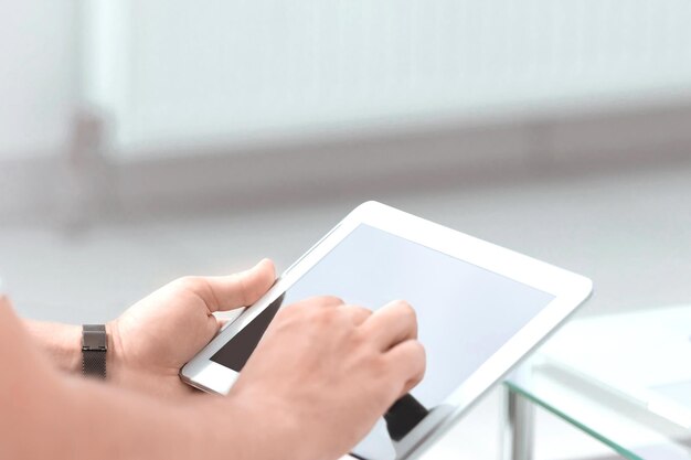 Nahansicht. digitales Tablet in den Händen eines Geschäftsmannes