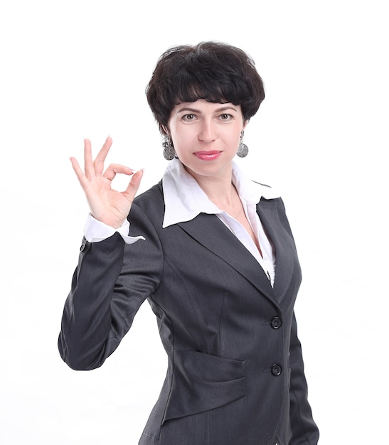 Nahansicht. erfolgreiche Geschäftsfrau zeigt OK-Geste. isoliert auf weißem Hintergrund