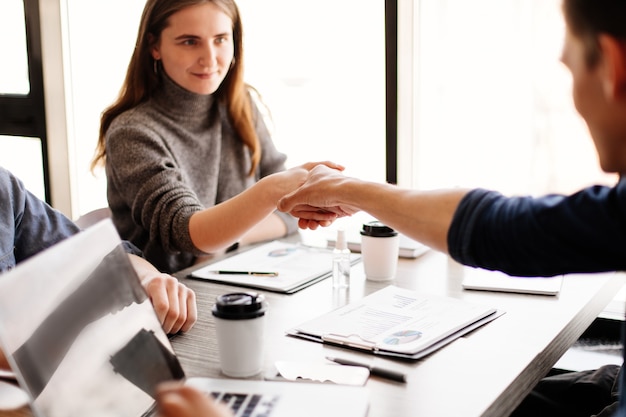 Nahansicht. Geschäftsfrau Händeschütteln mit ihrem Finanzpartner. Unternehmenskonzept