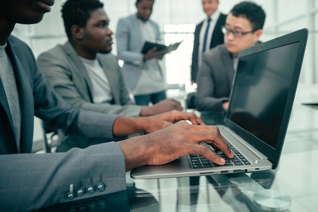 Nahansicht. Geschäftsmann, der auf einem Laptop tippt. Menschen und Technologie