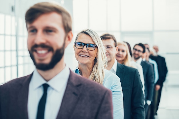 Foto nahansicht. gruppe frustrierter mitarbeiter im büro. foto mit kopierraum