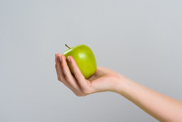 Nahansicht. Hand hält Apple. Richtige Ernährung.
