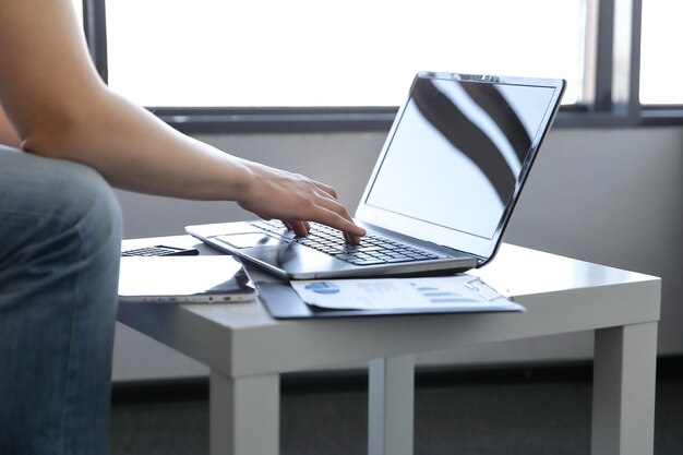 Nahansicht. moderner Mann, der Text auf einem Laptop tippt. Menschen und Technologie
