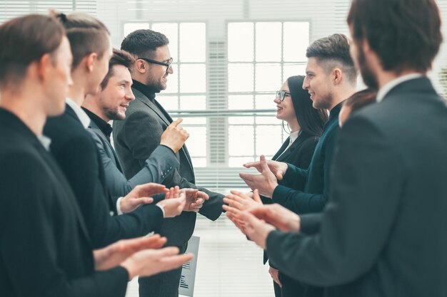 Nahansicht. zwei Geschäftsteams applaudieren ihren Führungskräften