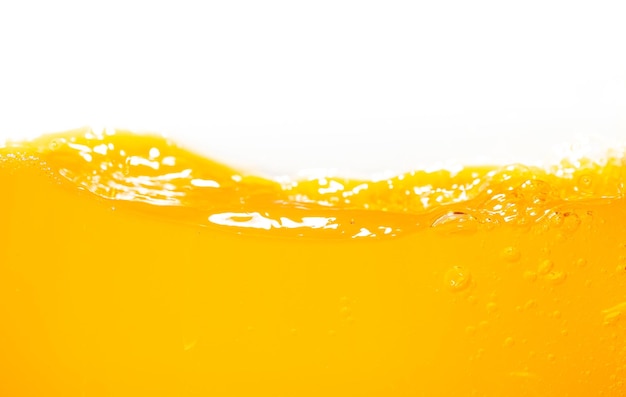 Nahauf leuchtender Orangensaft Spritzer Textur für Gesundheit und Natur Wellen Schöne Wellen Kurve und kleine Blasen glatt für garphisches Design und Hintergrund