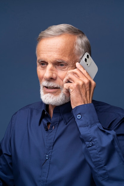 Foto nahaufnahme älterer mann am telefon sprechen