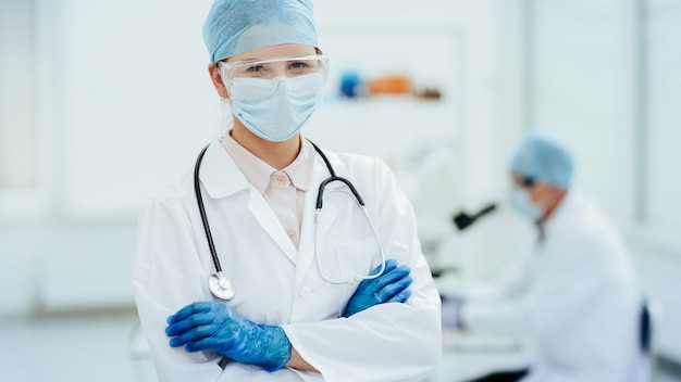 Nahaufnahme. Ärztin in Schutzkleidung, die im Labor steht.