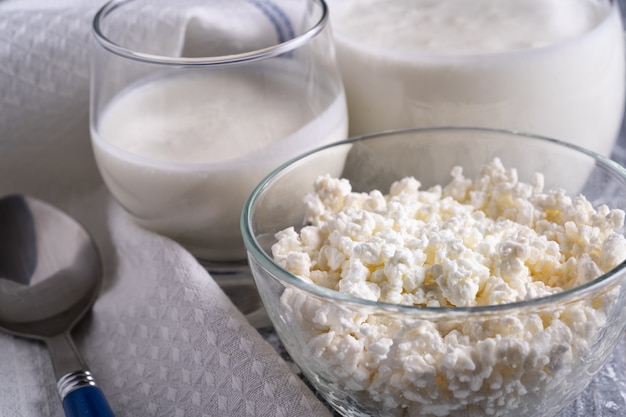 Nahaufnahme Ansicht Fermentierter Getränkekefir in einem Glas und Quark in einer Glasschüssel.