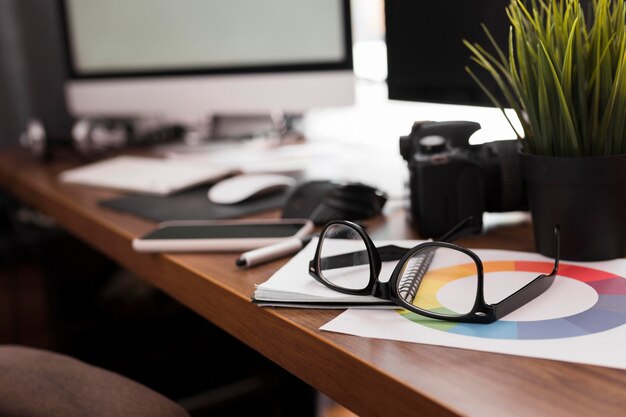 Foto nahaufnahme arbeitsplatz schreibtisch mit brille