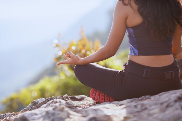Nahaufnahme asiatische Frau beim Yoga am Berg