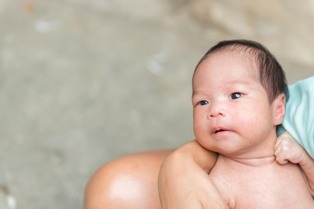 Nahaufnahme asiatisches Baby vor dem Duschen