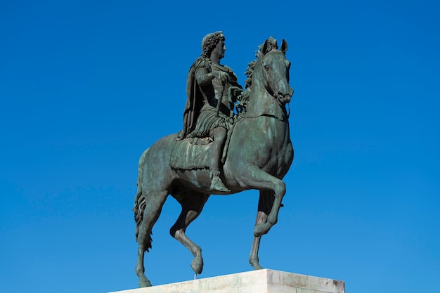 Nahaufnahme auf Ansicht der Louis XIV Statue