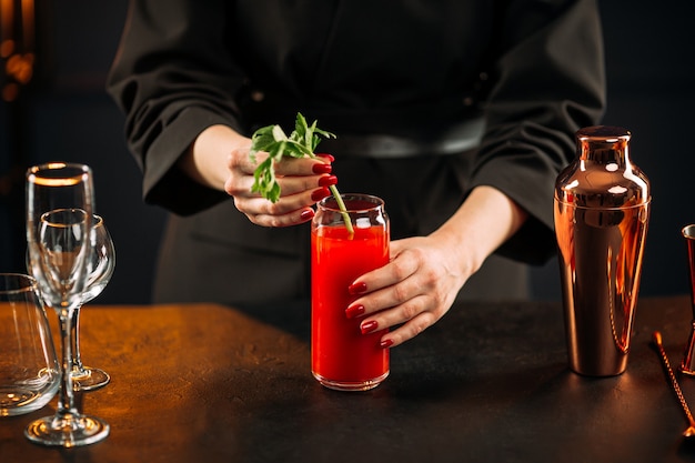 Nahaufnahme auf Bloody Mary Cocktail mit Sellerie