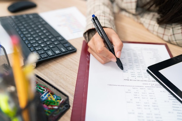 Nahaufnahme auf einem Dokument Statistiktabelle Firmenberechnungen ein Bürobuchhalter sitzt am Schreibtisch