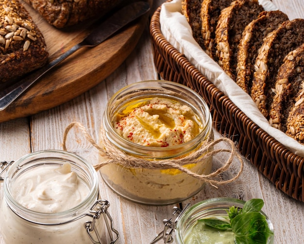 Nahaufnahme auf einem Glas mit appetitanregendem Humusaufstrich