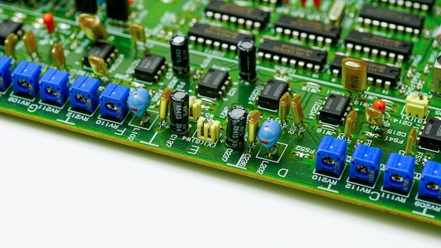 Nahaufnahme auf elektronischem Brett und elektronischem Gerätehintergrund