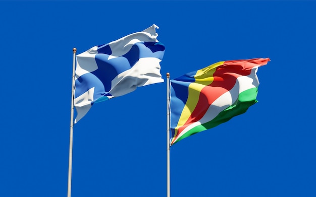 Nahaufnahme auf Flaggen von Finnland und den Seychellen
