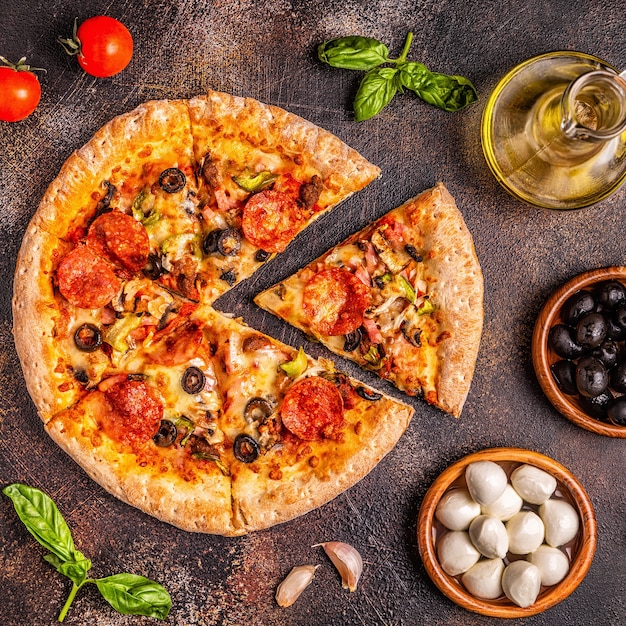 Nahaufnahme auf Fleischpizza mit Zutaten