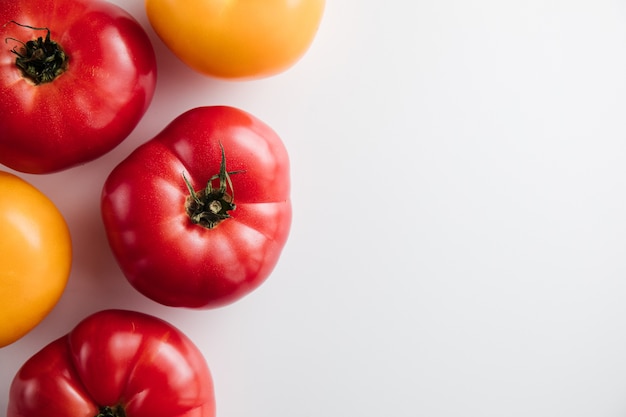 Nahaufnahme auf frischen reifen Tomaten isoliert