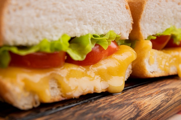 Nahaufnahme auf geschmolzenem Käse im Sandwich