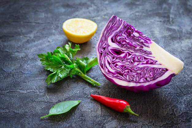 Nahaufnahme auf geschnittenem Rotkohl und Gewürzen