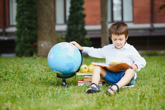 Nahaufnahme auf glückliches Kind, das zurück zur Schule geht