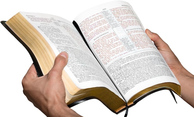 Nahaufnahme auf Händen, die eine offene Bibel halten