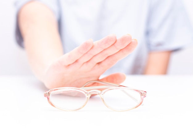 Nahaufnahme auf Hand, die Brille für das Sehen verweigert