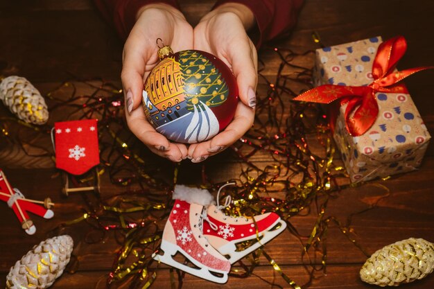 Nahaufnahme auf handgemachter Christbaumkugel Frau, die ihre Weihnachtskugel hält DIY Handarbeitskonzept