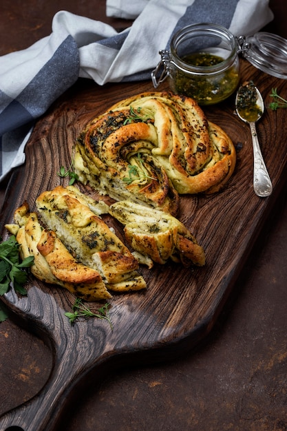 Nahaufnahme auf hausgemachtem Brot mit Pestopaste