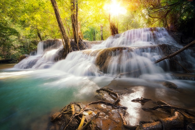 Nahaufnahme auf Huai Mae Khamin Wasserfall