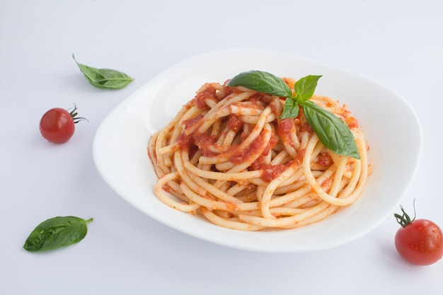 Nahaufnahme auf italienischen nudeln mit tomatensauce und parmesan