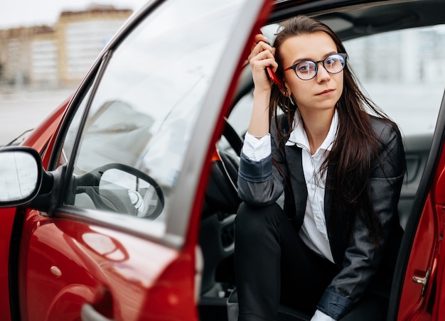 Nahaufnahme auf junge Frau im Auto