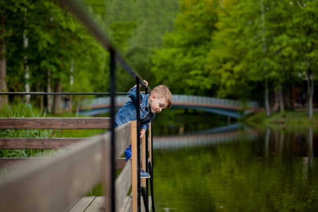 Nahaufnahme auf Jungen, der nahe einem See spielt