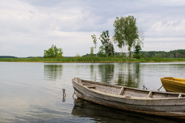 Nahaufnahme auf kleinem Boot auf dem Kristallsee