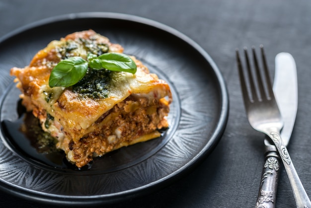 Nahaufnahme auf Lasagne mit Pesto auf dem Teller